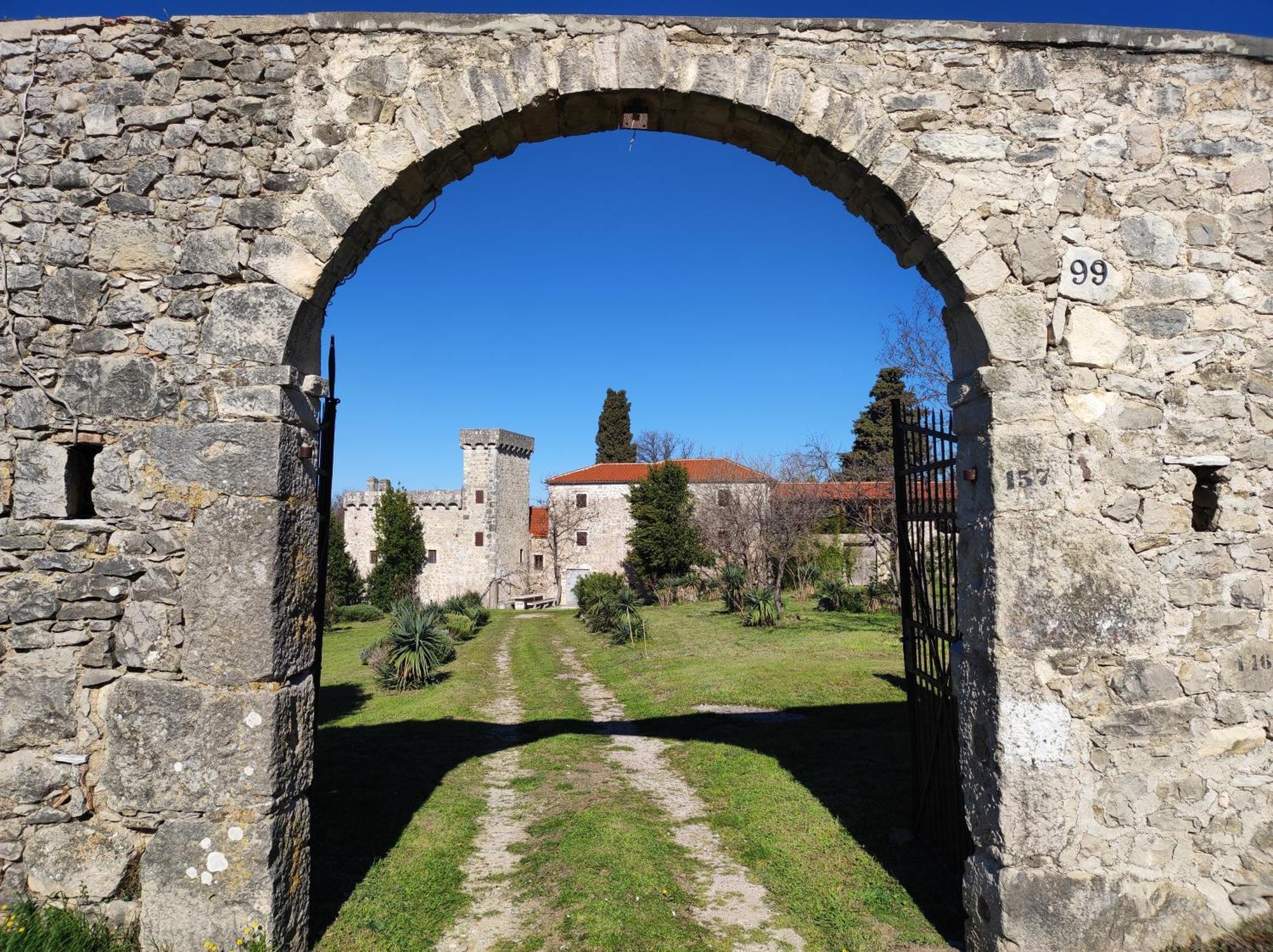 Appartement Jankovich Castle à Benkovac Extérieur photo